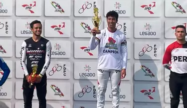 Jos Francisco Mamani triunfa en el BMX Racing.