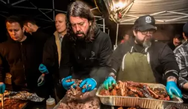 Dave Grohl cocinando para las vctimas de los incendios en Los ngeles