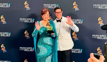 Tony y Mimy Succar con el Grammy a 'Mejor lbum Tropical Latino'