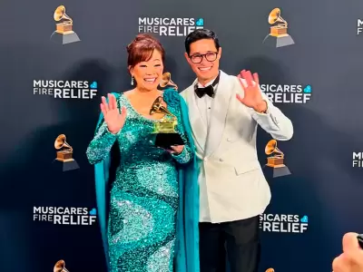 Tony y Mimy Succar con el Grammy a 'Mejor lbum Tropical Latino'