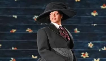 Rihanna deslumbra en la Met Gala 2025 y revela su tercer embarazo con un look icnico