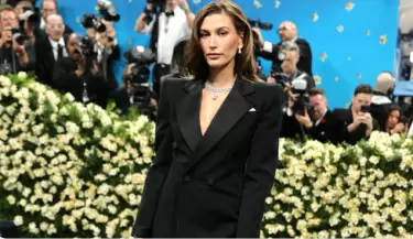 Hailey Bieber deslumbra en la Met Gala 2025 con un guio nostlgico a la moda Y2K y sin Justin Bieber
