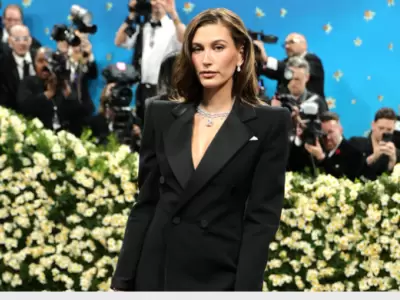 Hailey Bieber deslumbra en la Met Gala 2025 con un guio nostlgico a la moda Y2K y sin Justin Bieber