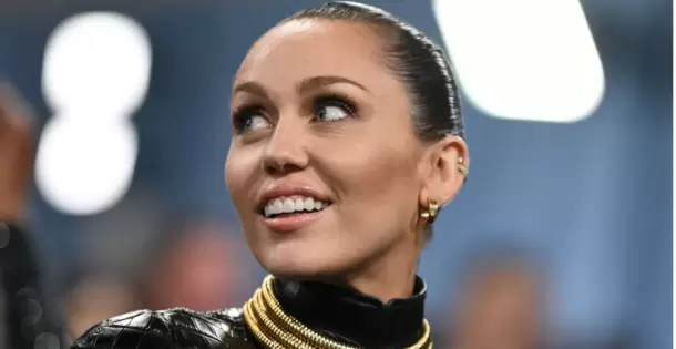 Britney Spears enciende un cigarro en pleno vuelo y desata polémica a bordo