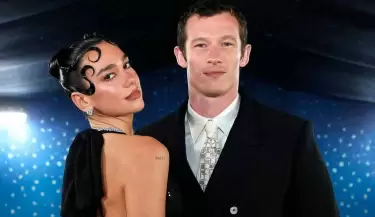 Dua Lipa confirma que est comprometida con el actor Callum Turner
