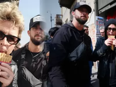 Billie Joe Armstrong sorprende en Lima al tocar una zampoa