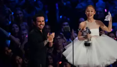 Ariana Grande se llev el MTV VMA 2025 gracias a un innovador video de 26 minutos.