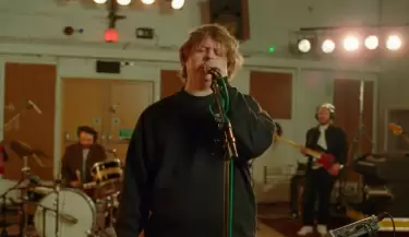 Lewis Capaldi emociona con "Something in the Heavens".
