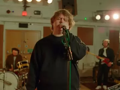 Lewis Capaldi emociona con "Something in the Heavens".