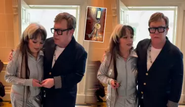 Elton John pierde apuesta y cede las llaves de su hogar a la cantante Lola Young.