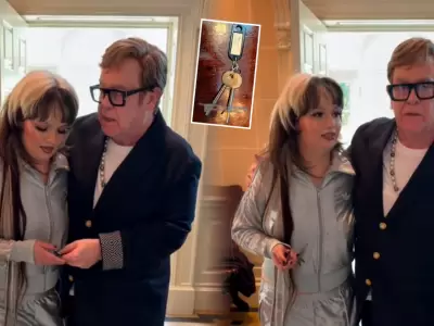 Elton John pierde apuesta y cede las llaves de su hogar a la cantante Lola Young.