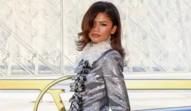 Zendaya deslumbra con un look metalizado en el desfile de Louis Vuitton en Pars