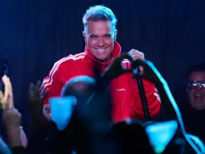 Robbie Williams deslumbra en Londres con concierto ntimo y adelanto de "BRITPOP".