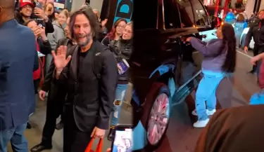 Fanática trató de subir al auto de Keanu Reeves en Broadway.