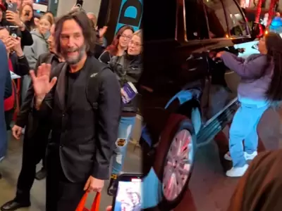 Fanática trató de subir al auto de Keanu Reeves en Broadway.