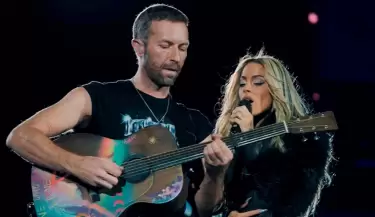 Chris Martin junto a Tini Stoessel en show