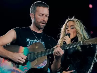 Chris Martin junto a Tini Stoessel en show