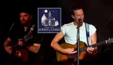 Chris Martin y Jonny Buckland de Coldplay darn show exclusivo por una buena causa.