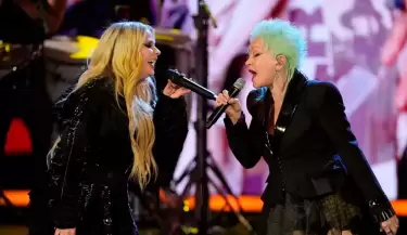 Avril Lavigne y Cyndi Lauper cantan "Girls Just Want to Have Fun"