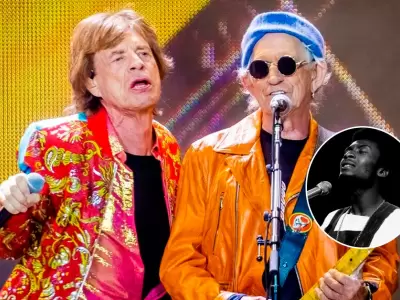 Mick Jagger y Keith Richards de The Rolling Stones rinden homenaje a Jimmy Cliff.