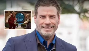 John Travolta revive a Danny Zuko vestido de Santa Claus en divertido comercial para Capital One.