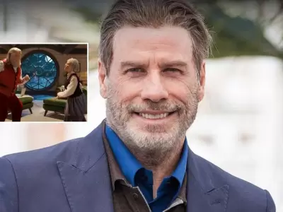 John Travolta revive a Danny Zuko vestido de Santa Claus en divertido comercial para Capital One.