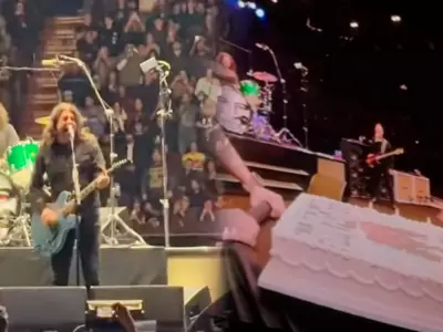 Dave Grohl celebra su cumplea�os en concierto ben�fico de Foo Fighters