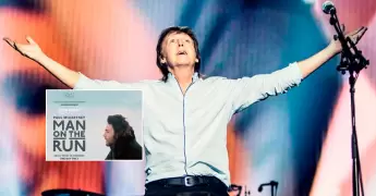 Ariana Grande recuerda su ic�nico look de sudadera y botas altas.