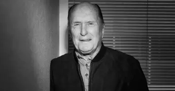 Actriz de Stranger Things, Maya Hawke, celebra su boda con el m�sico Christian Lee Hutson.