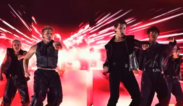 Santos Bravos impacta en Premios Lo Nuestro 2026 con show al ritmo de "Kawasaki".