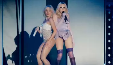 Sabrina Carpenter junto a Madonna en Coachella.